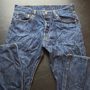 Levi’s 501 34/32 full button dark wash